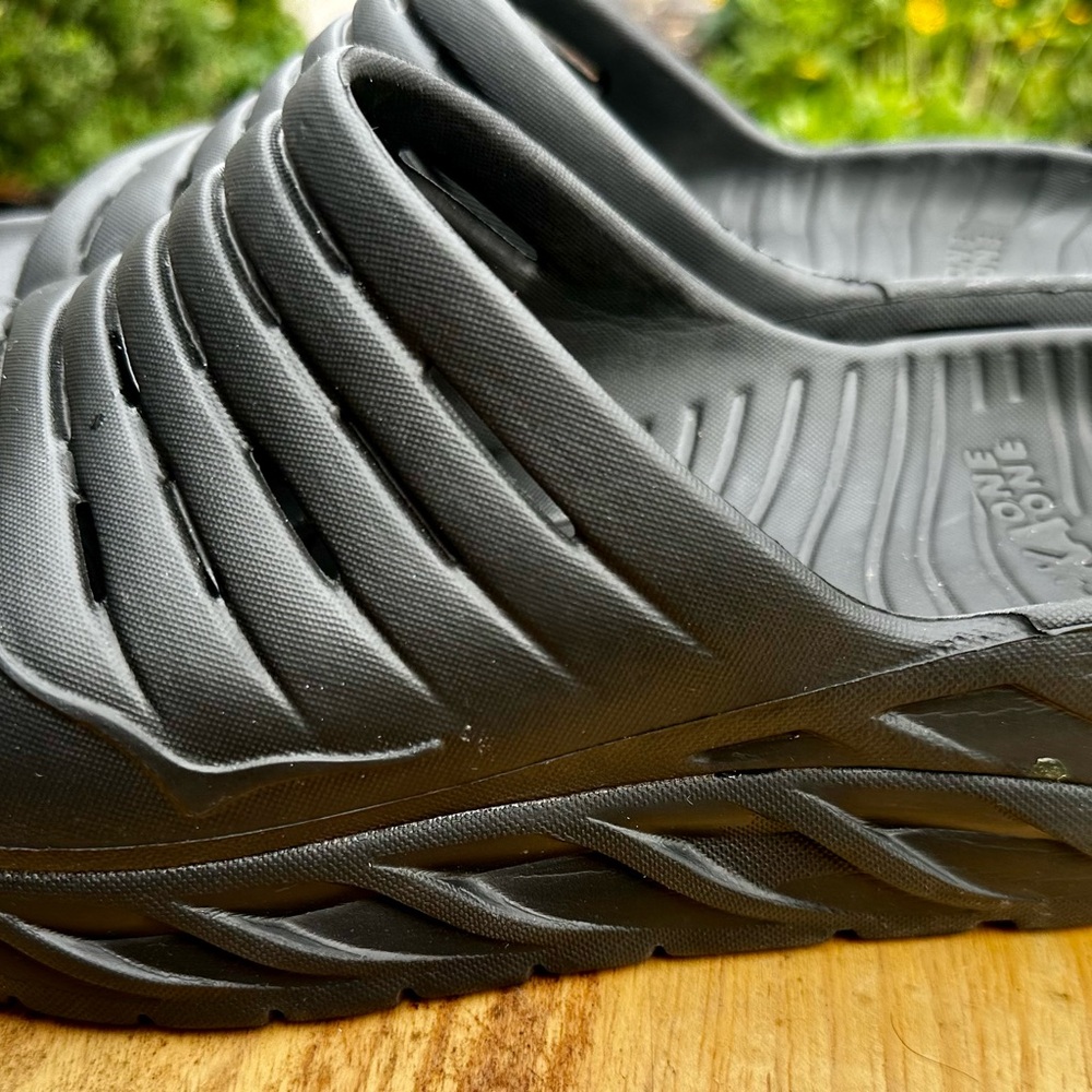 Hoka One Sandles / Flip Flops, men’s size 9.   Awesome with low use.